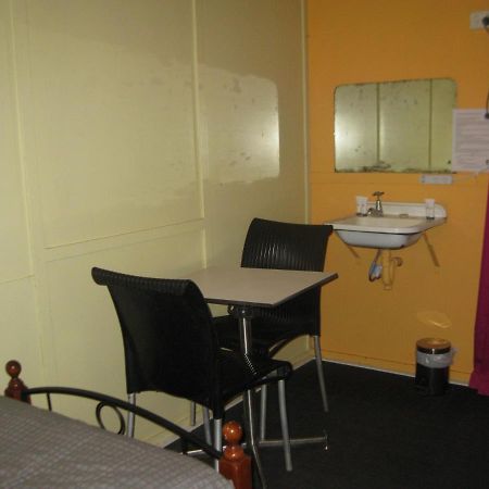 Australian Hotel Winton Budget Hotel Accommodation Bagian luar foto