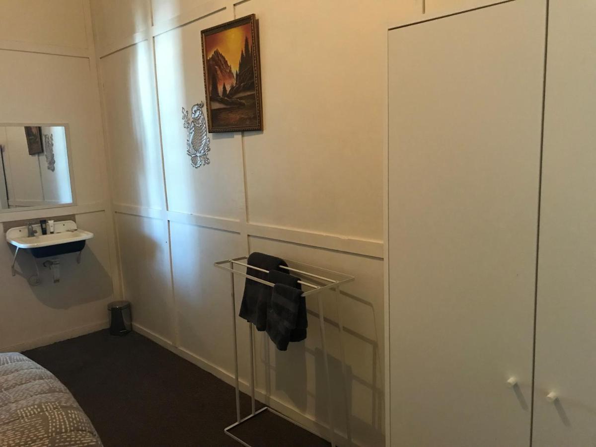 Australian Hotel Winton Budget Hotel Accommodation Bagian luar foto
