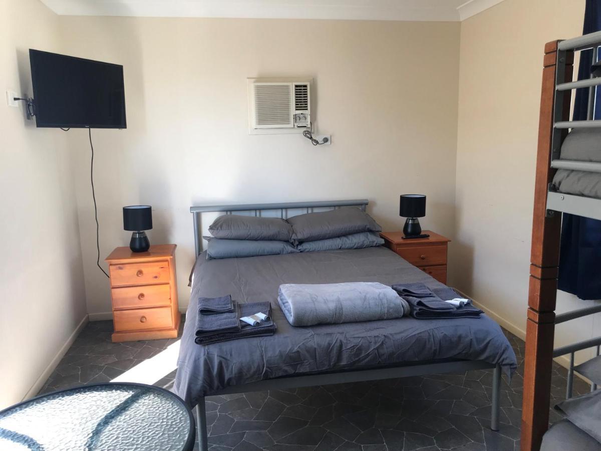 Australian Hotel Winton Budget Hotel Accommodation Bagian luar foto