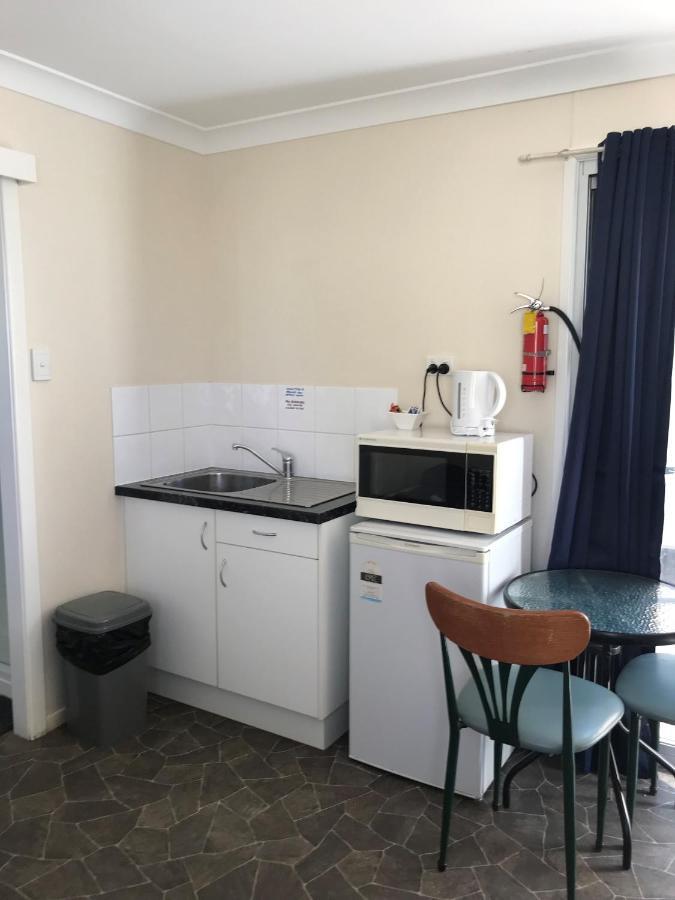 Australian Hotel Winton Budget Hotel Accommodation Bagian luar foto