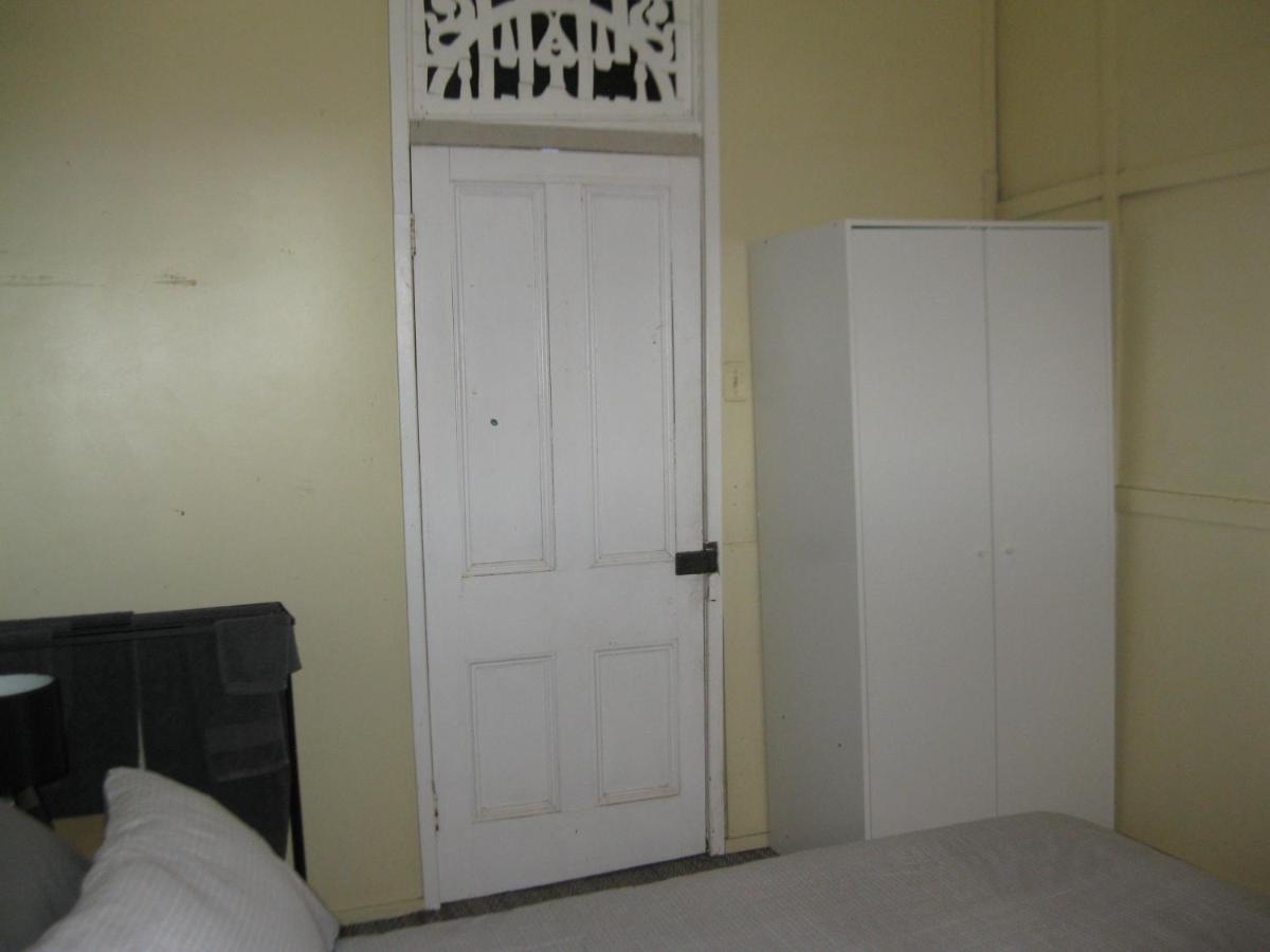 Australian Hotel Winton Budget Hotel Accommodation Bagian luar foto
